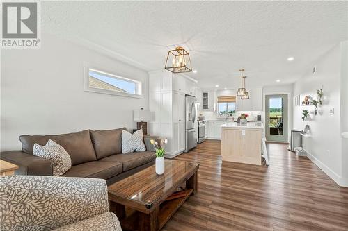 181 17Th Avenue A, Hanover, ON - Indoor Photo Showing Living Room