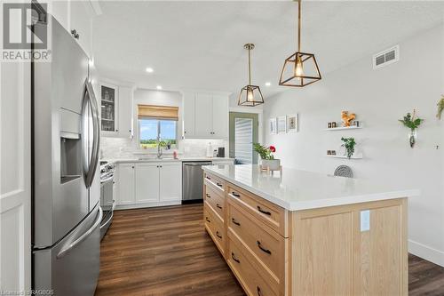 181 17Th Avenue A, Hanover, ON - Indoor Photo Showing Kitchen With Upgraded Kitchen