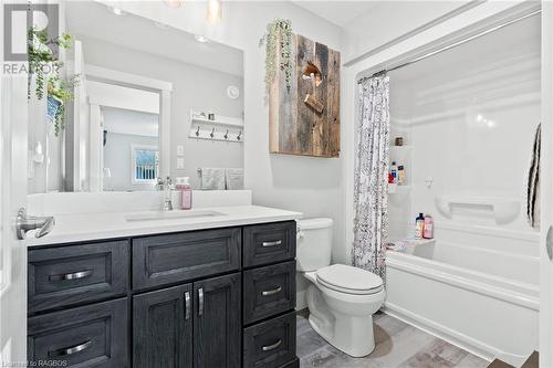 181 17Th Avenue A, Hanover, ON - Indoor Photo Showing Bathroom