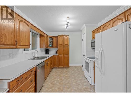 1395 Aldon Road, Kelowna, BC - Indoor Photo Showing Kitchen With Double Sink
