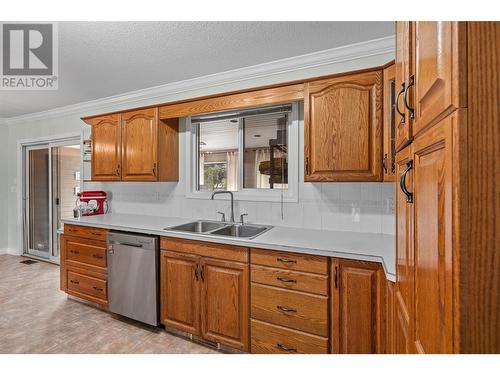 1395 Aldon Road, Kelowna, BC - Indoor Photo Showing Kitchen With Double Sink