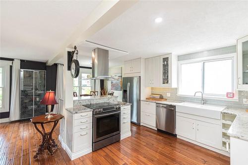 6908 Casey Street, Niagara Falls, ON - Indoor Photo Showing Kitchen