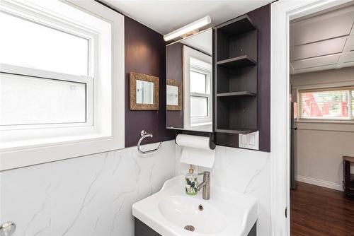 6908 Casey Street, Niagara Falls, ON - Indoor Photo Showing Bathroom