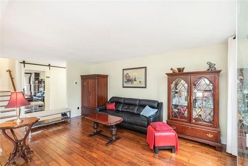 6908 Casey Street, Niagara Falls, ON - Indoor Photo Showing Living Room