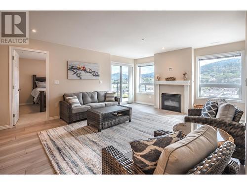 3346 Skaha Lake Rd Unit# 1008, Penticton, BC - Indoor Photo Showing Living Room With Fireplace