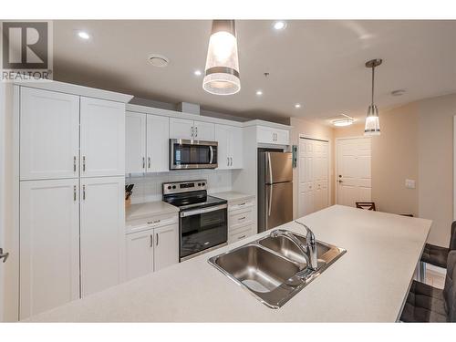 3346 Skaha Lake Rd Unit# 1008, Penticton, BC - Indoor Photo Showing Kitchen With Double Sink