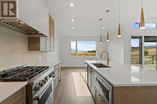 2543 Pinnacle Ridge Drive, West Kelowna, BC - Indoor Photo Showing Kitchen With Upgraded Kitchen