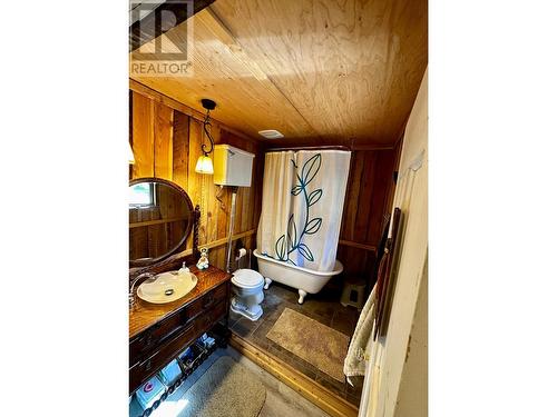 6510 Deadman Vidette Rd, Kamloops, BC - Indoor Photo Showing Bathroom