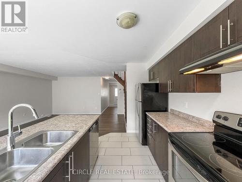 8150 Buckeye Crescent, Niagara Falls, ON - Indoor Photo Showing Kitchen With Double Sink