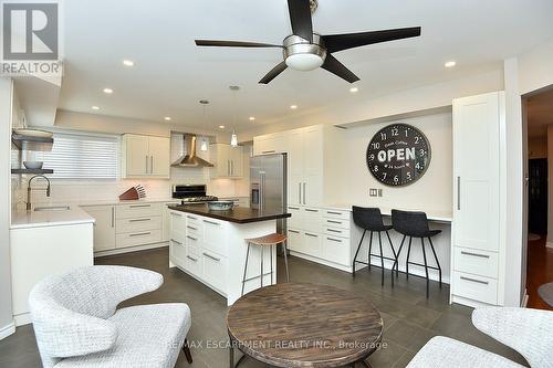 4217 Gleneagles Court, Burlington, ON - Indoor Photo Showing Kitchen With Upgraded Kitchen