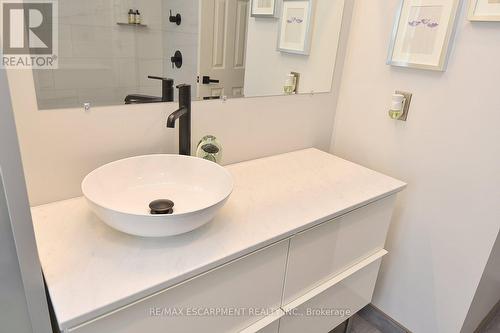 4217 Gleneagles Court, Burlington, ON - Indoor Photo Showing Bathroom