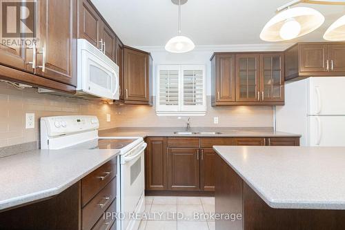 183 Clearbrooke Circle, Toronto, ON - Indoor Photo Showing Kitchen With Double Sink