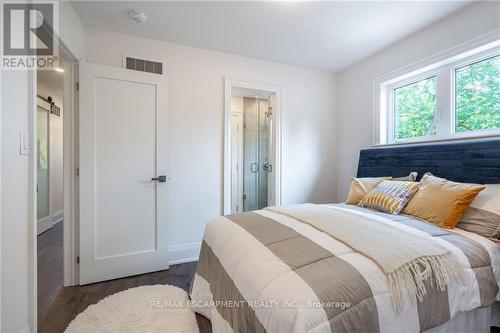 1017 Plains View Avenue, Burlington, ON - Indoor Photo Showing Bedroom