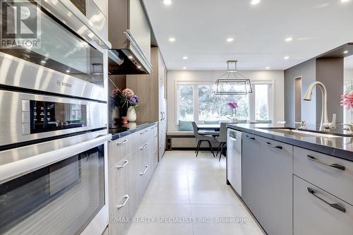 2550 Misener Crescent, Mississauga, ON - Indoor Photo Showing Kitchen With Upgraded Kitchen