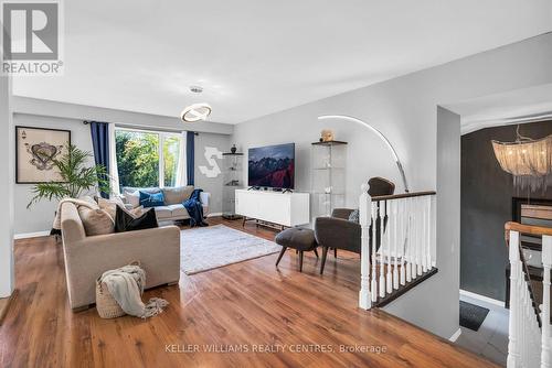 2213 Spring Street, Innisfil, ON - Indoor Photo Showing Living Room