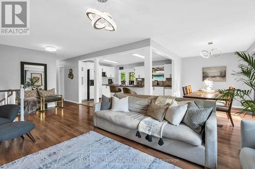 2213 Spring Street, Innisfil, ON - Indoor Photo Showing Living Room