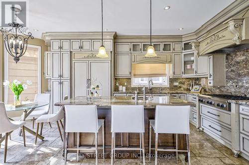 32 Ridgestone Drive, Richmond Hill, ON - Indoor Photo Showing Kitchen With Upgraded Kitchen