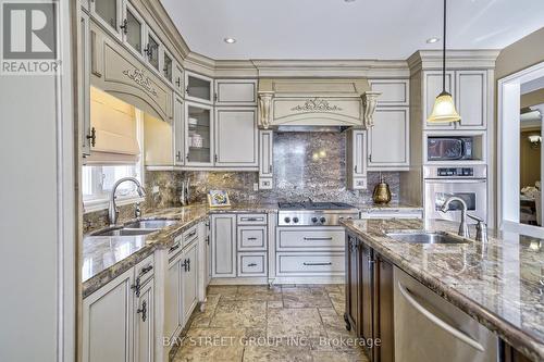 32 Ridgestone Drive, Richmond Hill, ON - Indoor Photo Showing Kitchen With Double Sink With Upgraded Kitchen