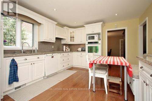 3395 Cajun Crescent, Mississauga, ON - Indoor Photo Showing Kitchen