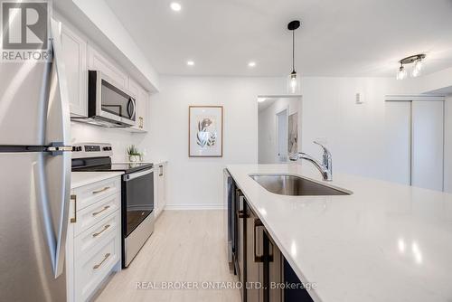 5 - 11 Tobias Lane N, Barrie, ON - Indoor Photo Showing Kitchen With Upgraded Kitchen