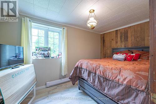 729 County Rd 49, Kawartha Lakes, ON - Indoor Photo Showing Bedroom