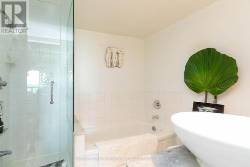 811 - 942 Yonge Street, Toronto, ON - Indoor Photo Showing Bathroom