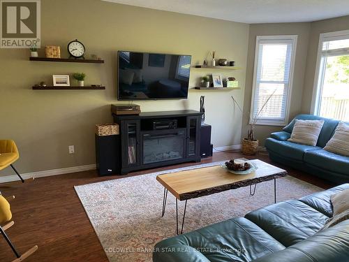 1671 Attawandaron Road S, London, ON - Indoor Photo Showing Living Room