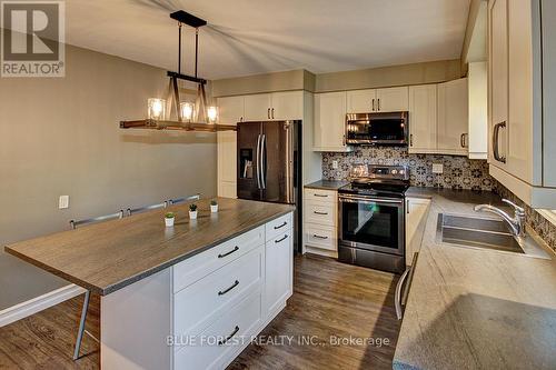 577 Middlewoods Drive, London, ON - Indoor Photo Showing Kitchen With Double Sink With Upgraded Kitchen