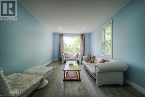 332 Queen Street W, Cambridge, ON - Indoor Photo Showing Living Room