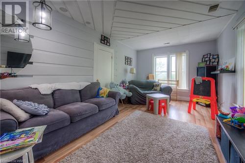 332 Queen Street W, Cambridge, ON - Indoor Photo Showing Living Room