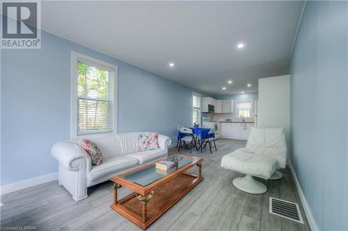 332 Queen Street W, Cambridge, ON - Indoor Photo Showing Living Room