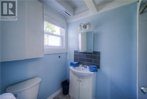 332 Queen Street W, Cambridge, ON - Indoor Photo Showing Bathroom