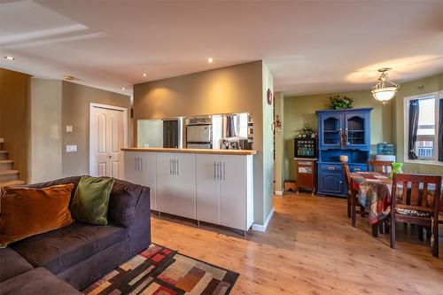 102-361 Brunswick Street, Penticton, BC - Indoor Photo Showing Living Room