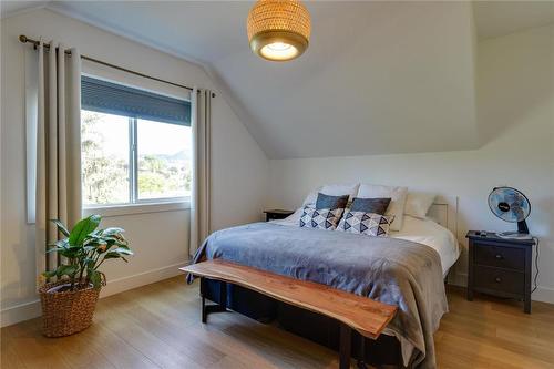 1349 Orchard Drive, Kelowna, BC - Indoor Photo Showing Bedroom