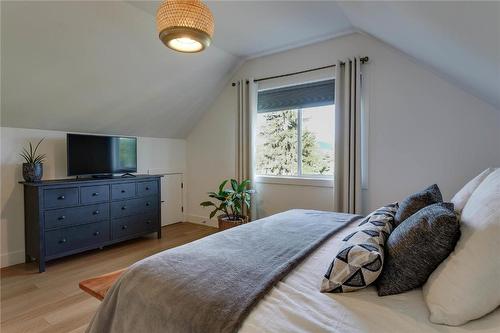 1349 Orchard Drive, Kelowna, BC - Indoor Photo Showing Bedroom