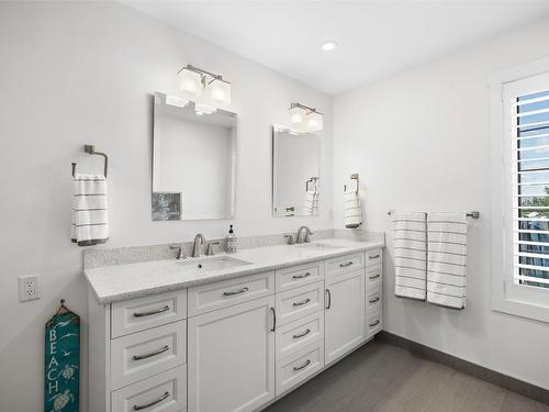 4320 Bedford Road, Kelowna, BC - Indoor Photo Showing Bathroom