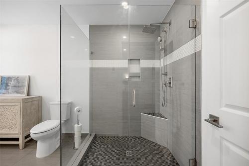 4320 Bedford Road, Kelowna, BC - Indoor Photo Showing Bathroom