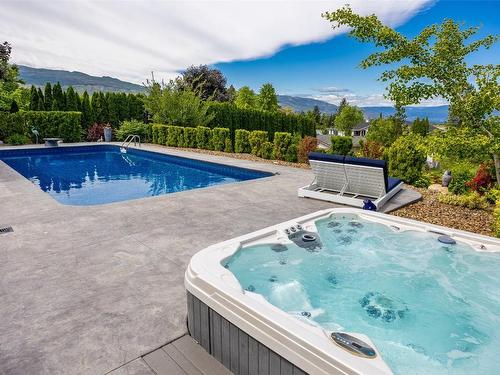 4320 Bedford Road, Kelowna, BC - Outdoor With In Ground Pool With Backyard