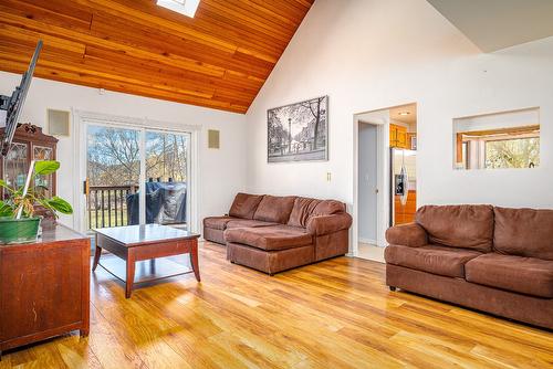 3312 6 Highway, Lumby, BC - Indoor Photo Showing Living Room
