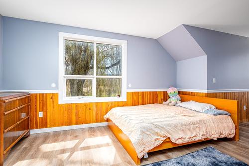 3312 6 Highway, Lumby, BC - Indoor Photo Showing Bedroom