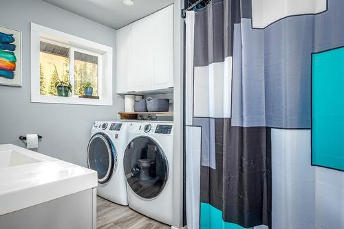 3312 6 Highway, Lumby, BC - Indoor Photo Showing Laundry Room