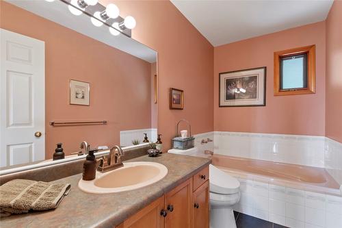 5600 Hartnell Road, Vernon, BC - Indoor Photo Showing Bathroom