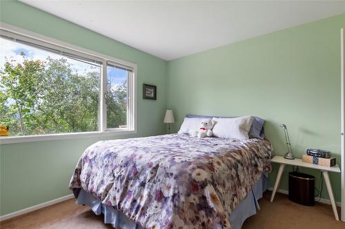 5600 Hartnell Road, Vernon, BC - Indoor Photo Showing Bedroom