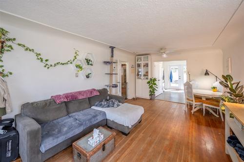 294 Norton Street, Penticton, BC - Indoor Photo Showing Living Room