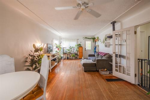 294 Norton Street, Penticton, BC - Indoor Photo Showing Living Room