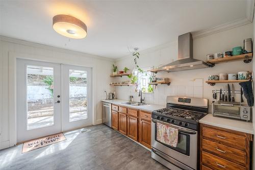 294 Norton Street, Penticton, BC - Indoor Photo Showing Kitchen With Double Sink