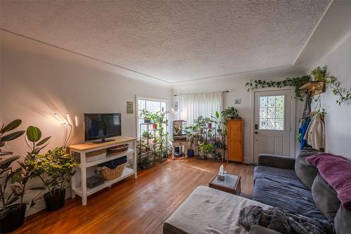 294 Norton Street, Penticton, BC - Indoor Photo Showing Living Room