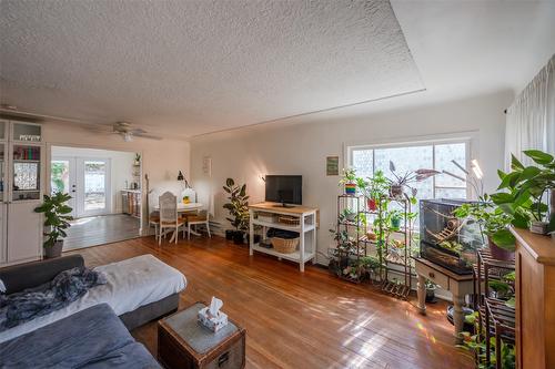 294 Norton Street, Penticton, BC - Indoor Photo Showing Living Room