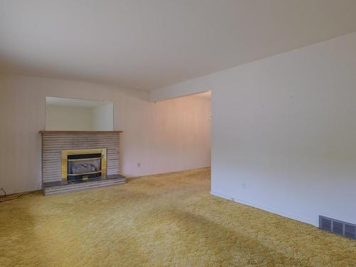 1915 Bowes Street, Kelowna, BC - Indoor Photo Showing Living Room With Fireplace