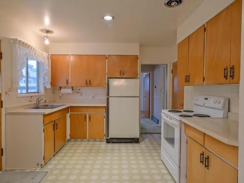 1915 Bowes Street, Kelowna, BC - Indoor Photo Showing Kitchen With Double Sink